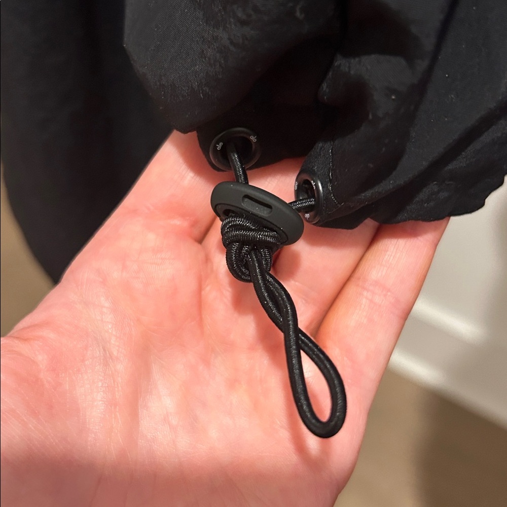 ALO Yoga Cropped 1/4 Zip Alumni Pullover - Picture 5 of 5